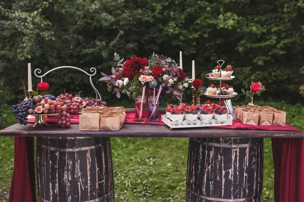 Recepção Casamento Mesa Madeira Sobre Dois Barris Decorados Com Flores — Fotografia de Stock