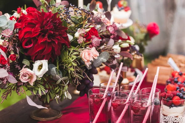 Bruiloft Receptie Tabel Versierd Met Rode Bloemen Snoep Met Drankjes — Stockfoto