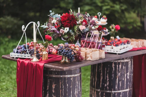 Bruiloft Receptie Houten Tafel Staande Twee Vaten Versierd Met Rode — Stockfoto