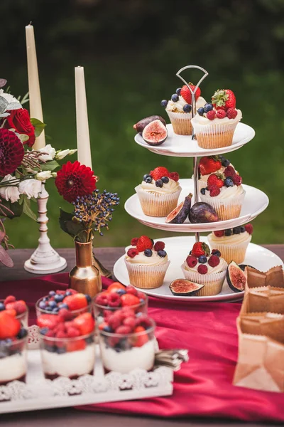 Verse Smakelijke Cupcakes Met Bessen Bruiloft Receptie Tafel Versierd Met — Stockfoto