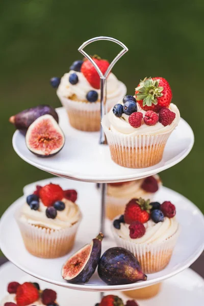 Cupcakes Savoureux Frais Avec Des Baies Sur Table Réception Mariage — Photo