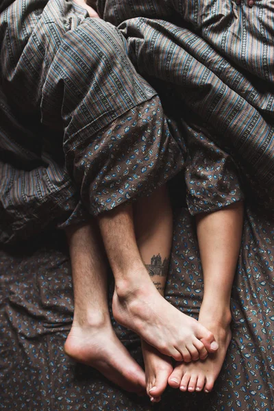 Sabah, romantik ruh hali kavramı birlikte yatakta yatan genç çiftin bacaklar 