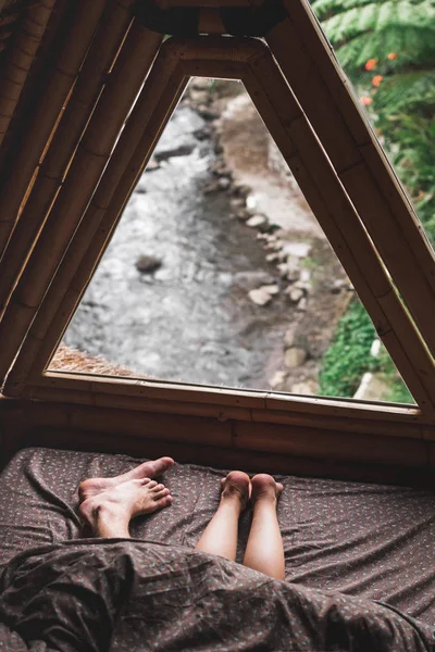 两腿的年轻夫妇躺在床上一起在早晨 浪漫的心情概念 — 图库照片