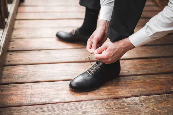 Hombre Pantalones Negros Camisa Blanca Con Zapatos Clásicos Cuero Marrón — Foto de Stock