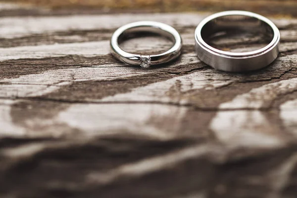 Casal Alianças Casamento Com Diamante Textura Madeira Gasto Close — Fotografia de Stock