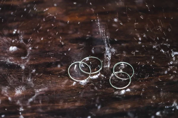 Duplo Anéis Casamento Ouro Branco Sob Gotas Água Respingo Textura — Fotografia de Stock