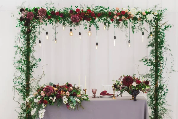 Decoração Recepção Casamento Com Lâmpadas Elétricas Edison Flores Vermelhas Frescas — Fotografia de Stock