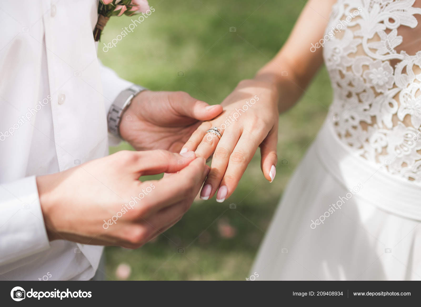 Which hand does groom wear deals ring