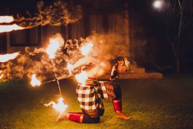 Ubud, Endonezya - 29 Aralık 2017: Plaj partisi akşam, ateş gösterisi ile dans geleneksel Bali