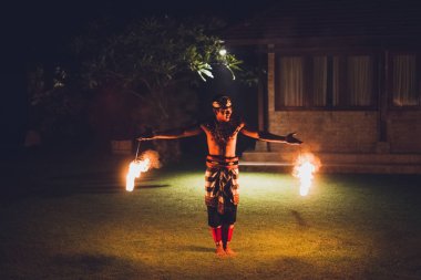 Ubud, Endonezya - 29 Aralık 2017: Plaj partisi akşam, ateş gösterisi ile dans geleneksel Bali