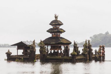 Bali Ulun Danu Bratan tapınakta sisli hava