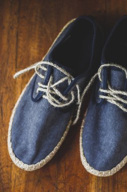 Ahşap arka plan erkekler yaz keten kot mavi ayakkabılar yakın çekim