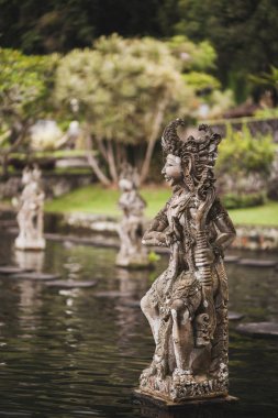 Tirta Gangga Bali mimarisi, geleneksel Tanrı heykeli
