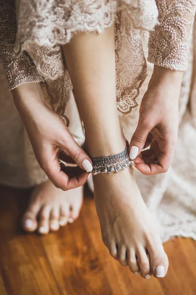 Panna Młoda Noszenie Bransoletki Srebrne Metalowe Ozdoby Nogi Piękne Koronki — Zdjęcie stockowe