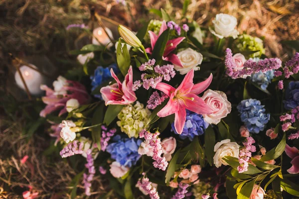 Esküvői Dekoráció Stílus Boho Rózsaszín Lila Orchideák Rózsák Borostyán Szőlő — Stock Fotó