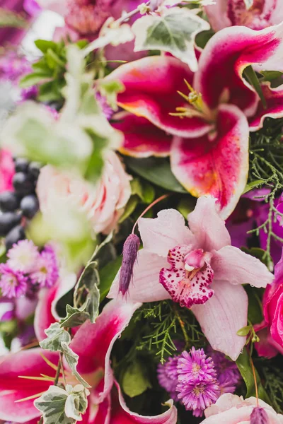 ピンクと紫の蘭 アイビー ぶどうと装飾自由奔放に生きるスタイルの結婚式 — ストック写真
