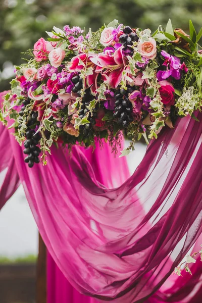 Svatební Dekorace Boho Styl Růžové Fialové Orchideje Růže Břečťanu Hroznů — Stock fotografie