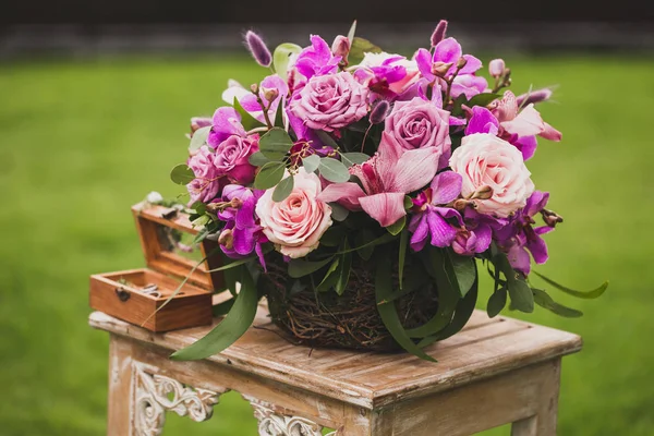 Svatební Dekorace Boho Styl Růžové Fialové Orchideje Růže Břečťanu Hroznů — Stock fotografie