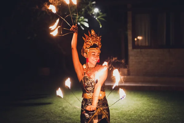 Ubud Endonezya Aralık 2017 Plaj Partisi Akşam Ateş Gösterisi Ile — Stok fotoğraf