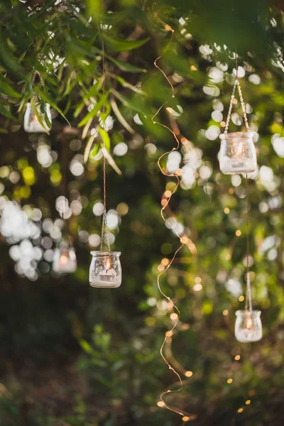 Noční Svatební Obřad Mnoha Retro Lampy Svíčky Velký Strom — Stock fotografie