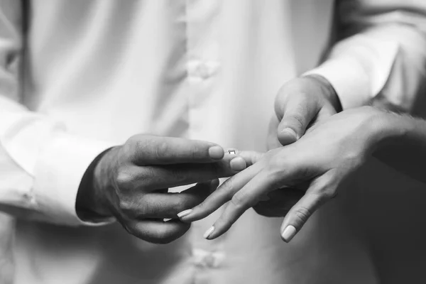 Vestido Novio Anillo Mano Novia Ceremonia Boda Cerca — Foto de Stock