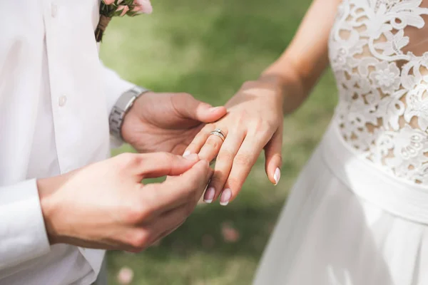 新郎戴戒指在新娘的手上结婚仪式特写 — 图库照片