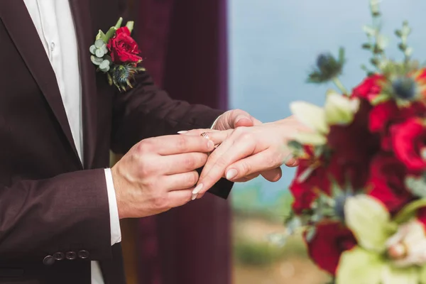 Noivo Vestindo Anel Mão Noiva Cerimônia Casamento Close — Fotografia de Stock