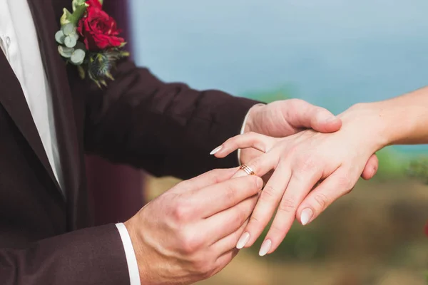 Bruidegom Ring Dragen Bruidskamer Hand Huwelijk Ceremonie Close — Stockfoto