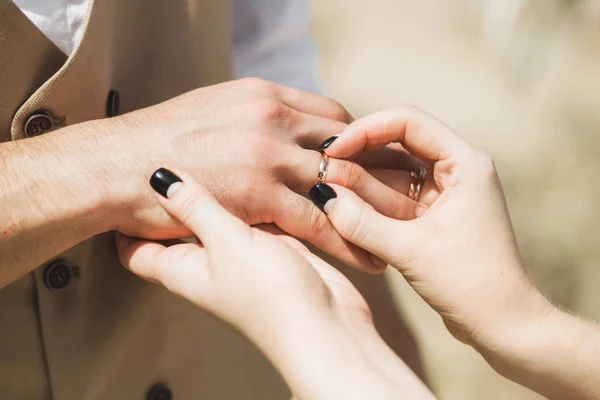 Kvinna Som Bär Ring Mannens Bröllop Ceremoni Närbild — Stockfoto