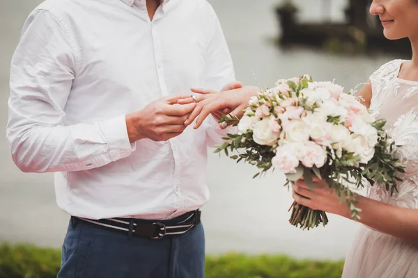 Noivo Vestindo Anel Mão Noiva Cerimônia Casamento Close — Fotografia de Stock