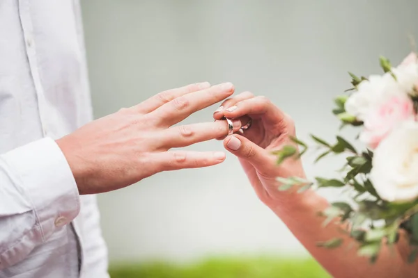 Mulher Usando Anel Mão Homem Cerimônia Casamento Close — Fotografia de Stock