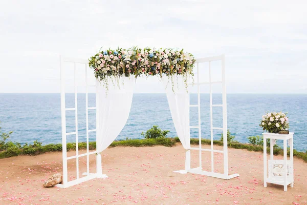 Cerimonia Nuziale Scogliera Con Vista Mare Nei Toni Del Bianco — Foto Stock