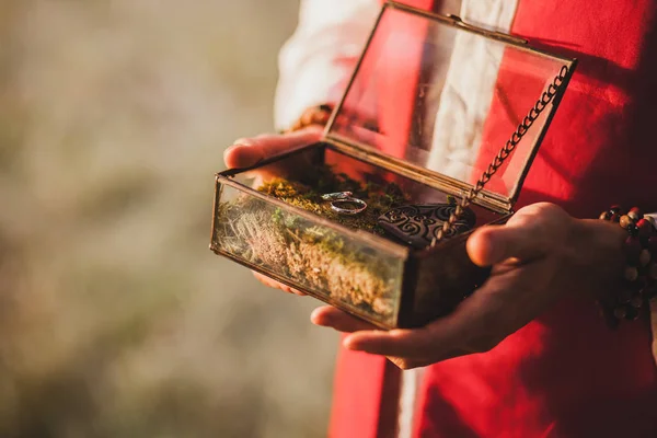 Priester Hält Bei Heiliger Zeremonie Handgemachte Vintage Glasbox Mit Eheringen — Stockfoto