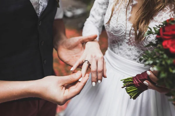Sposo Che Indossa Anello Sulla Mano Della Sposa Sulla Cerimonia — Foto Stock