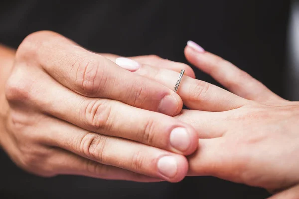 Brudgummen Bär Ringen Brudens Hand Bröllop Ceremoni Närbild — Stockfoto