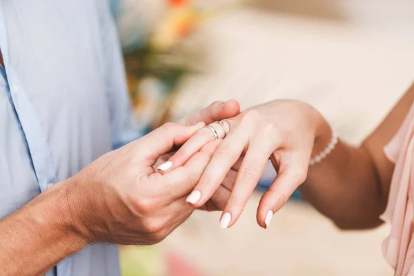 Brudgummen Bär Ringen Brudens Hand Bröllop Ceremoni Närbild — Stockfoto