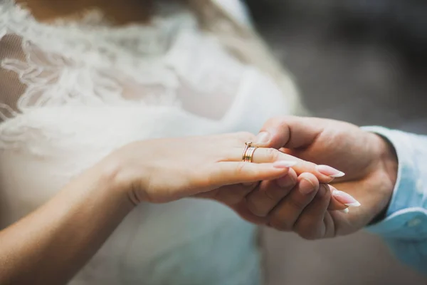 Brudgummen Bär Ringen Brudens Hand Bröllop Ceremoni Närbild — Stockfoto