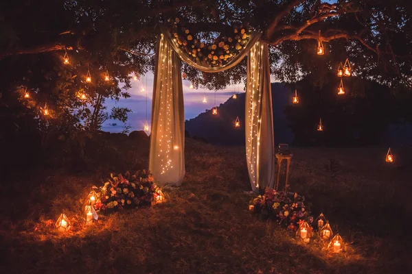 Huwelijksceremonie Van Nacht Met Een Heleboel Verlichting Kaarsen Lantaarns Mooie — Stockfoto