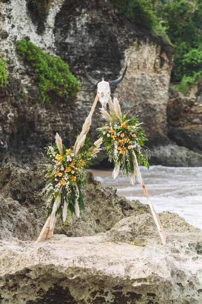 Cerimonia Nuziale Sulla Spiaggia Stile Boho Decorata Con Teschio Mucca — Foto Stock
