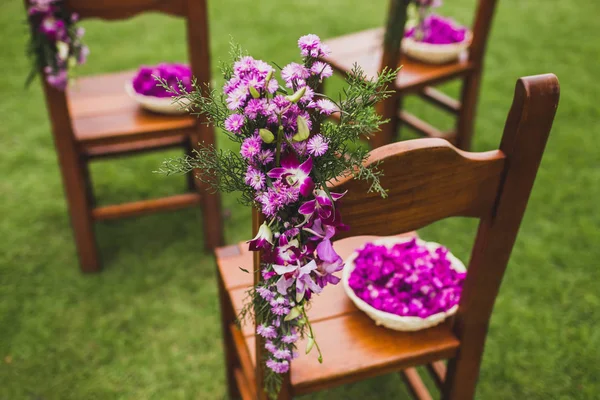 Cadeiras Madeira Marrom Grama Cerimônia Casamento Decorado Com Flores Roxas — Fotografia de Stock