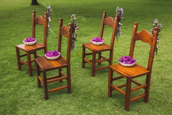 Cadeiras Madeira Marrom Grama Cerimônia Casamento Decorado Com Flores Roxas — Fotografia de Stock
