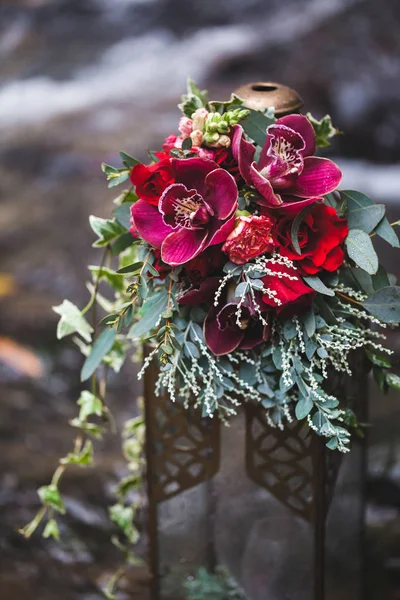 結婚式の花飾りピンクと赤ラン 緑の葉 花束のクローズ アップ — ストック写真