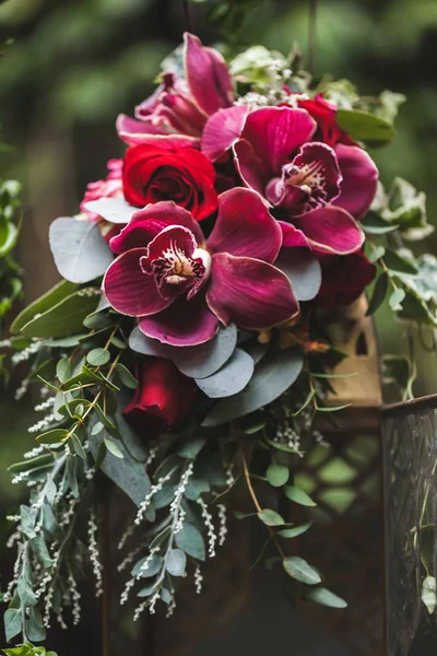 結婚式の花飾りピンクと赤ラン 緑の葉 花束のクローズ アップ — ストック写真