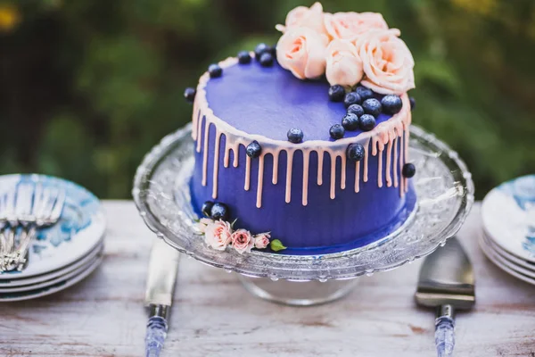 Mooie Lekkere Bruidstaart Blauw Versierd Met Roze Bloemen Verse Bosbessen — Stockfoto