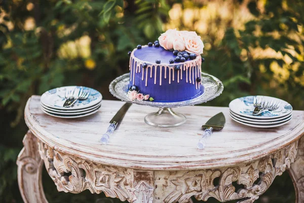 Mooie Lekkere Bruidstaart Blauw Versierd Met Roze Bloemen Verse Bosbessen — Stockfoto