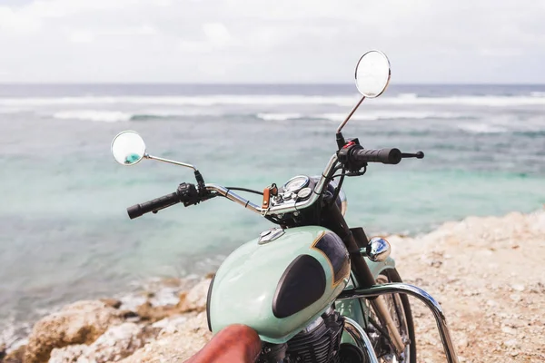 Velha Motocicleta Vintage Borda Penhasco Com Vista Para Mar Incrível — Fotografia de Stock