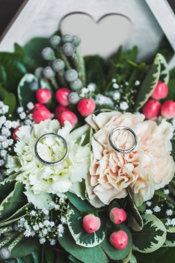 iki beyaz altın alyans düğün çiçekleri içinde ile tabut içinde yakın çekim