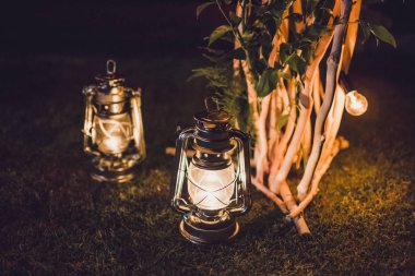 Gece düğün töreni, parti ahşap kemer ile eski vintage fener mum ile dekore edilmiş