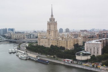 Ukrayna otel Moskova'da üstten görünümünü. Bulutlu ve sisli hava