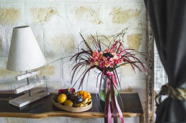 Boho tarzı ile pembe ipek kurdele, gül, krizantem ve tropikal bitki buket düğün 